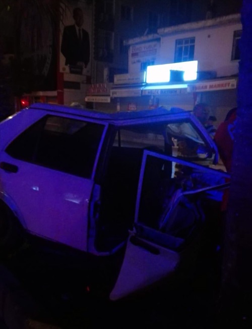 Adana'da otomobil ağaca çarptı: 1 ölü, 1 yaralı