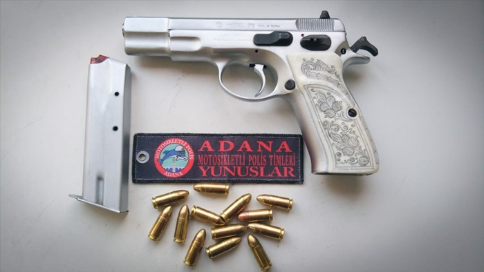 Adana'da otomobillere gizlenmiş 2 tabanca ele geçirildi