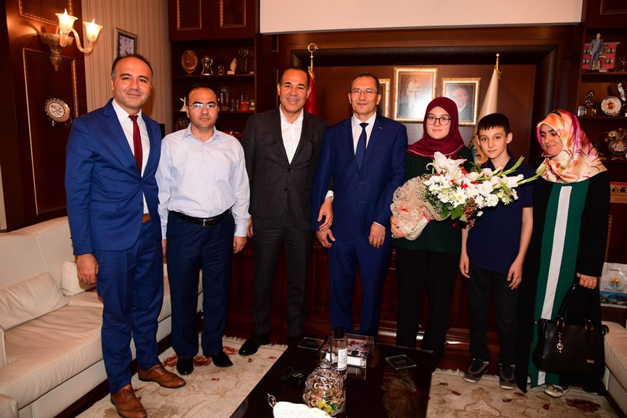 LGS Türkiye birincisi ABEM'li Azra’dan Başkan Sözlü’ye teşekkür ziyareti  