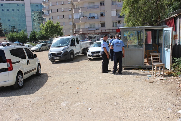 Vatandaşlardan zorla otopark parası alan 2 kişi göz altına alındı