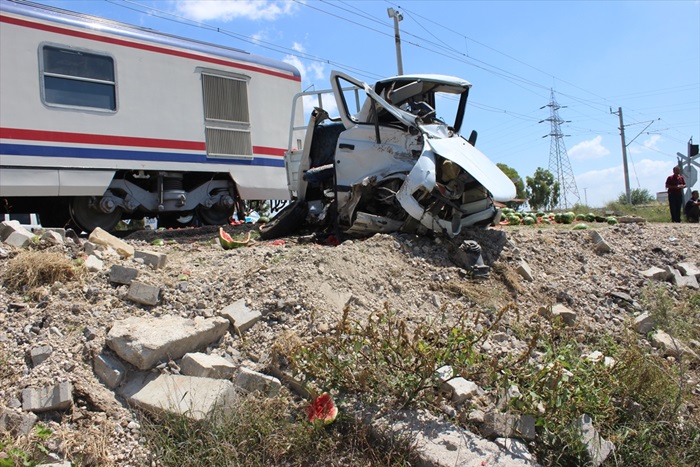 Adana'da tren kamyonete çarptı: 1 yaralı