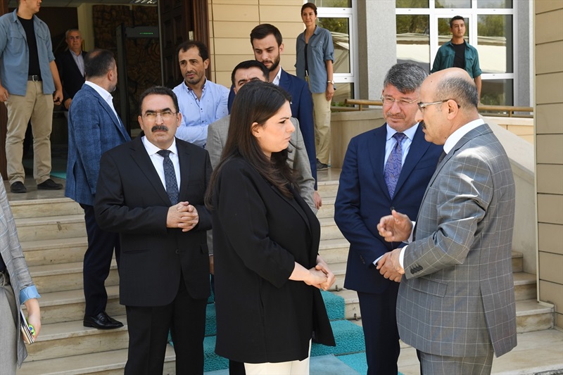 Bakan Sarıeroğlu'ndan Adana Valisi Demirtaş'a ziyaret