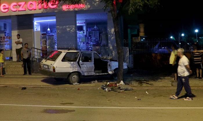 Adana'da otomobil kaldırımdaki ağaca çarptı: 1 yaralı