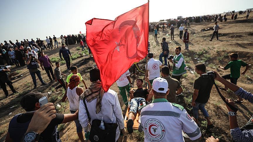 İsrail askerleri Türk bayrağı taşıyan Filistinli genci vurdu