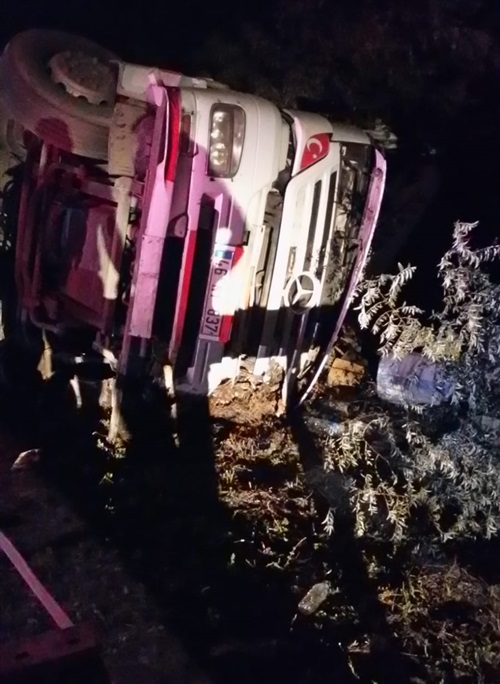 Adana tır refüje çarptı: 1 ölü