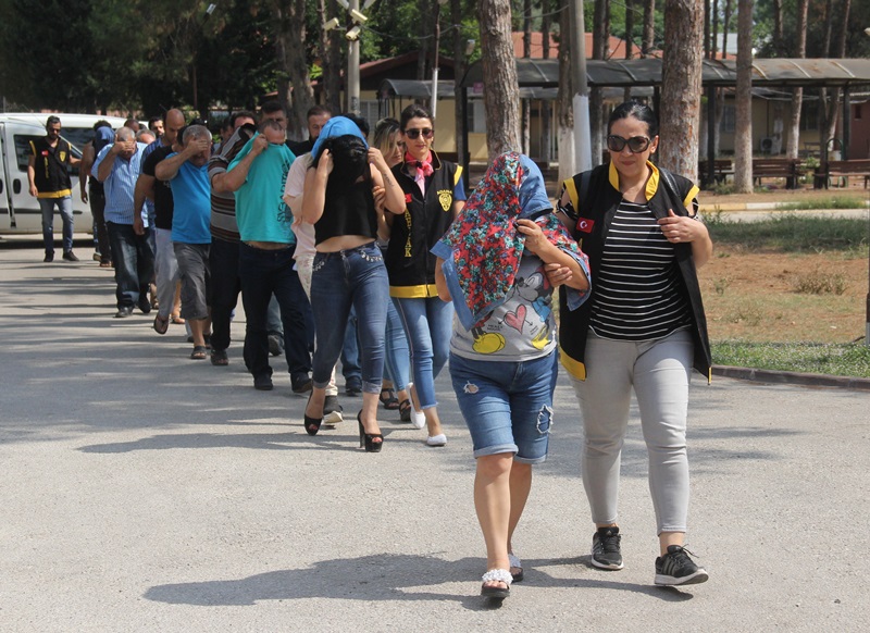 Polis fuhuş çetesini; gezici doktor, PTT görevlisini kılığına girerek çökertti  