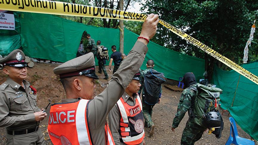 Tayland'da mağarada mahsur 12 çocuk ve antrenör kurtarıldı