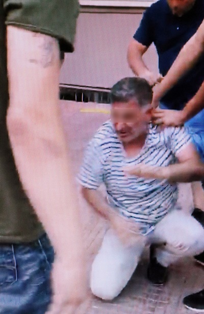 Sokak ortasında teşhirde bulununca darp edildi   