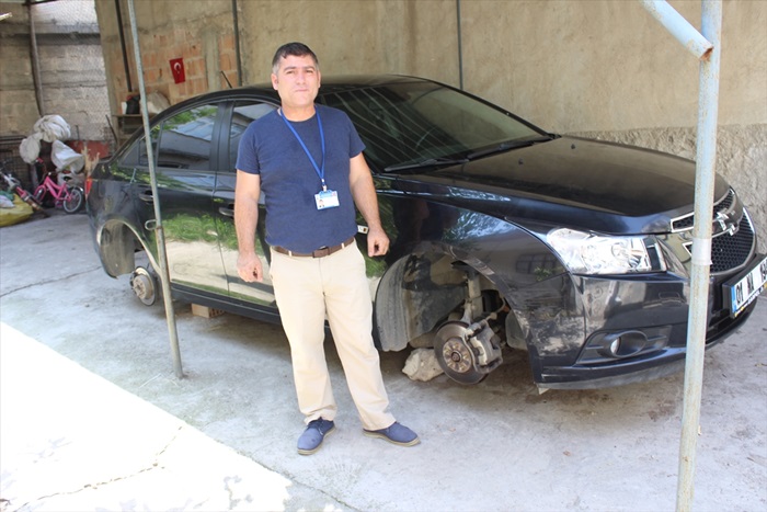 Park halindeki otomobilin lastikleri çalındı