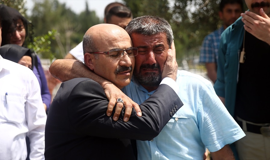 Şehit ikizlerin mezarı başında duygulu anma