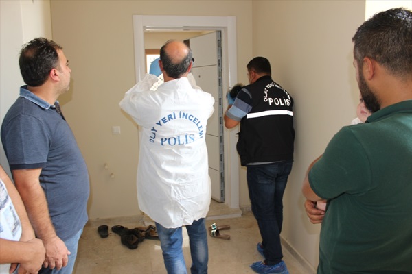 Eşini balkonda ölü buldu