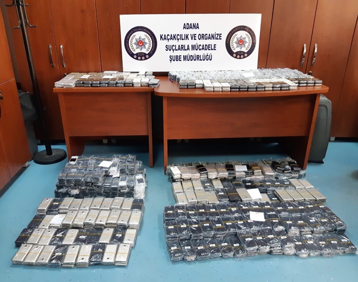 Adana Havalimanı'nda 2 bin 124 kaçak cep telefonu ele geçirildi