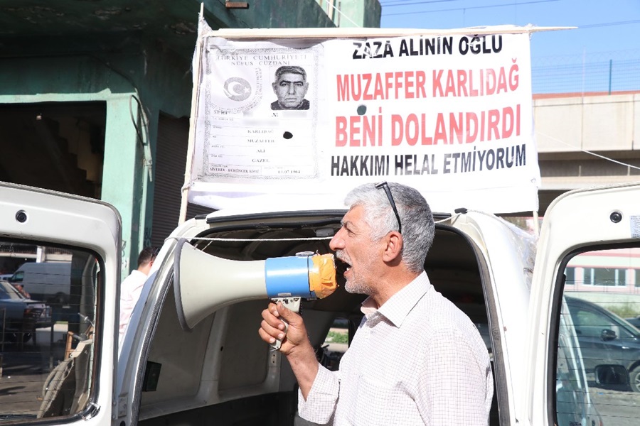 Dolandırıldığını iddia ederek megafonla parasını istedi