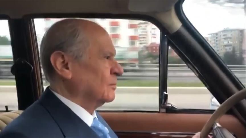 Bahçeli'den Başkent caddelerinde klasik arabasıyla 'nostaljik' tur