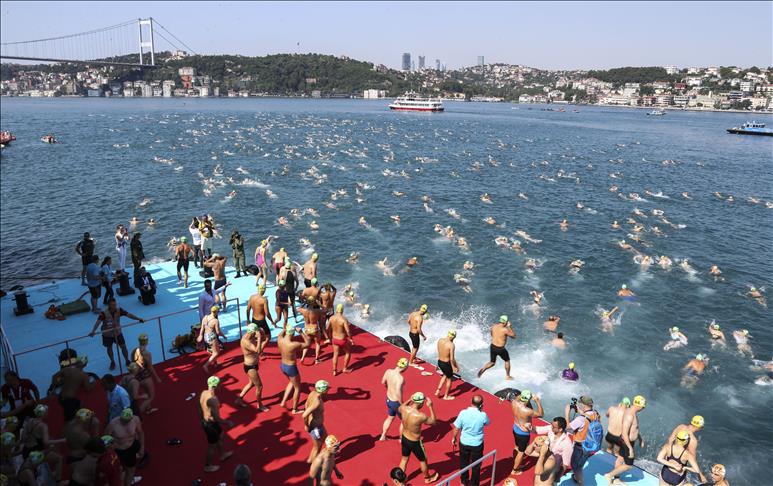 İstanbul Boğazı'nda yüzme şöleni