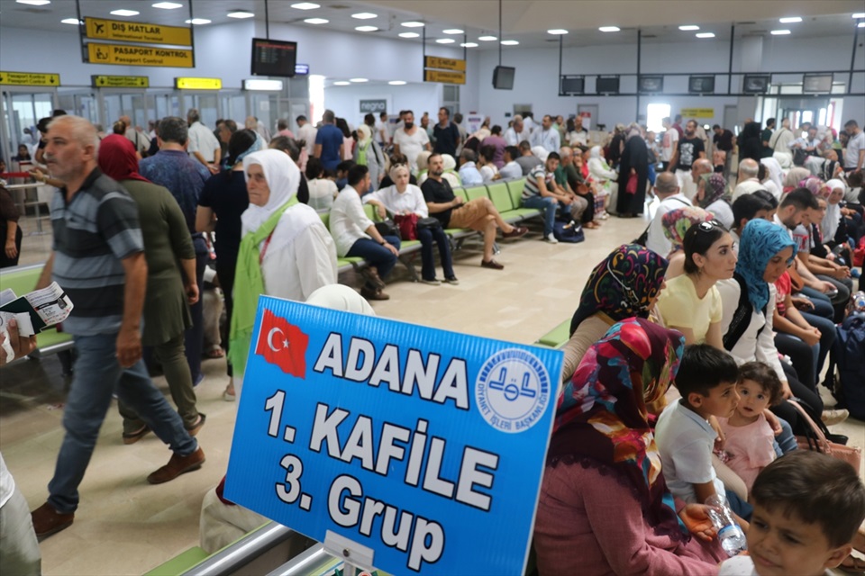 Adana'da hacı adayları kutsal topraklara uğurlandı