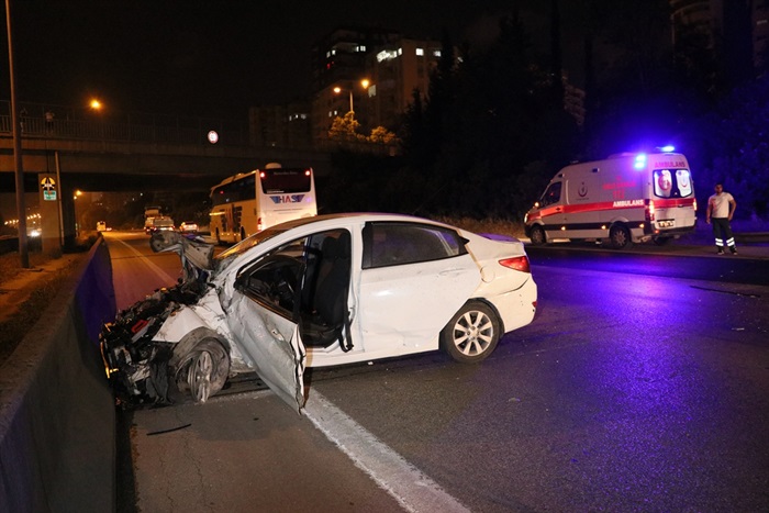 Adana'da otomobil bariyerlere çarptı