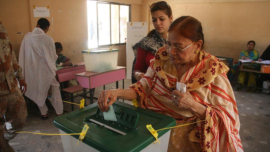 Pakistan seçimlerinde muhalefet lideri İmran Han önde