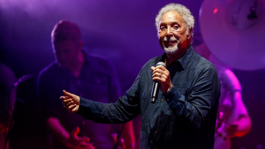 Tom Jones Antalya'da hayranlarıyla buluştu