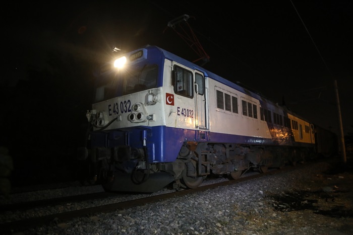 Adana'da trenin çarptığı kişi yaralandı