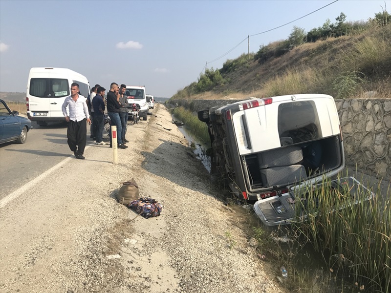Adana'da otomobil ile minibüs çarpıştı: 16 yaralı