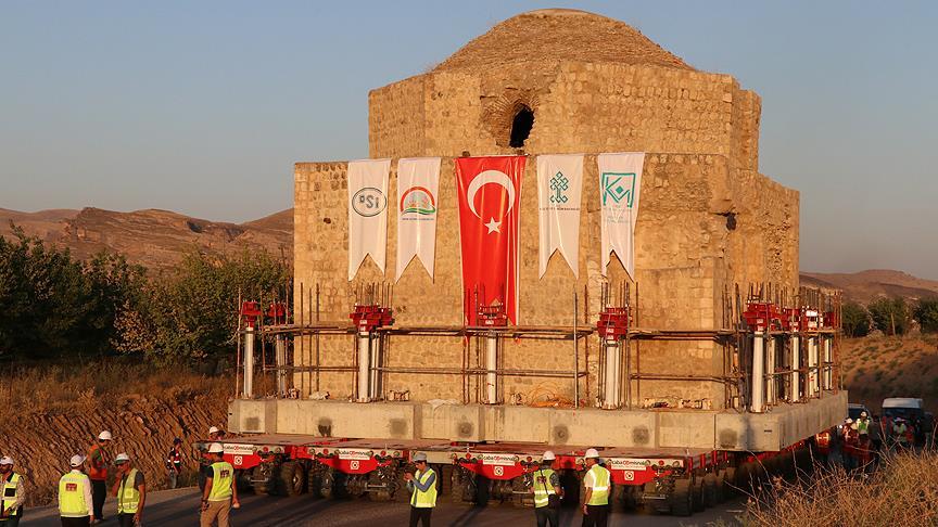 Tarihi Artuklu Hamamı yeni yerine indirildi