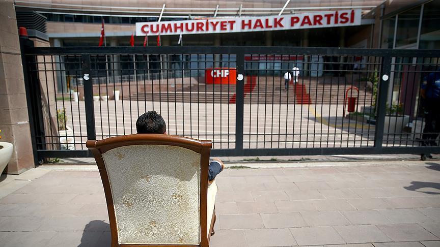 CHP önünde 'koltuk' eylemi