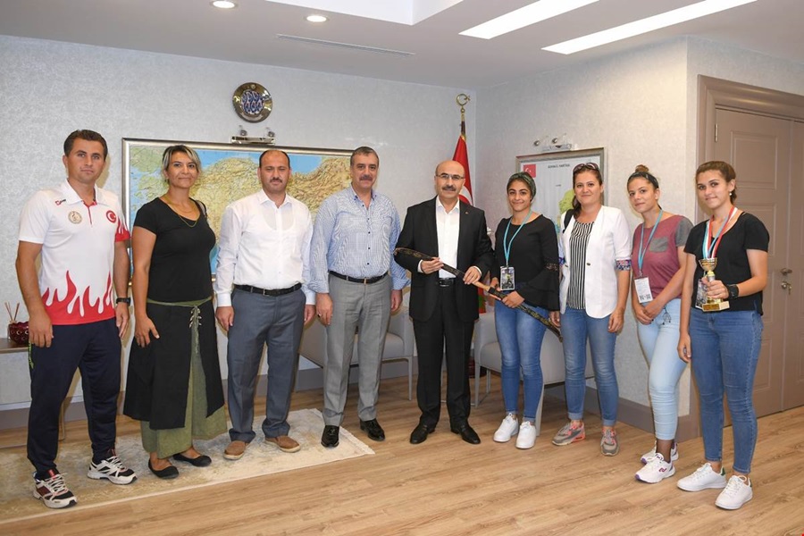 Türk Oyunları Festivali Öğrencileri, Vali Demirtaş'ı Ziyaret Etti