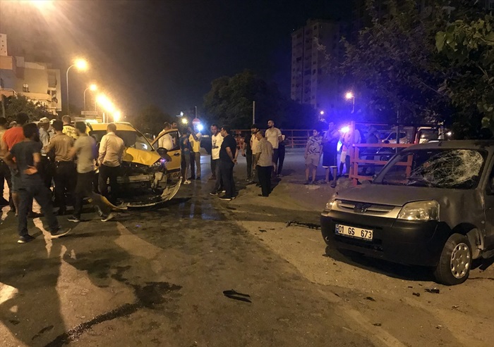 Kaza yapan araç kaldırımdaki yayalara çarptı: 3 yaralı