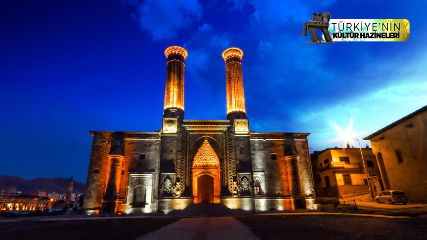 Çifte Minareli Medrese'ye turist ilgisi