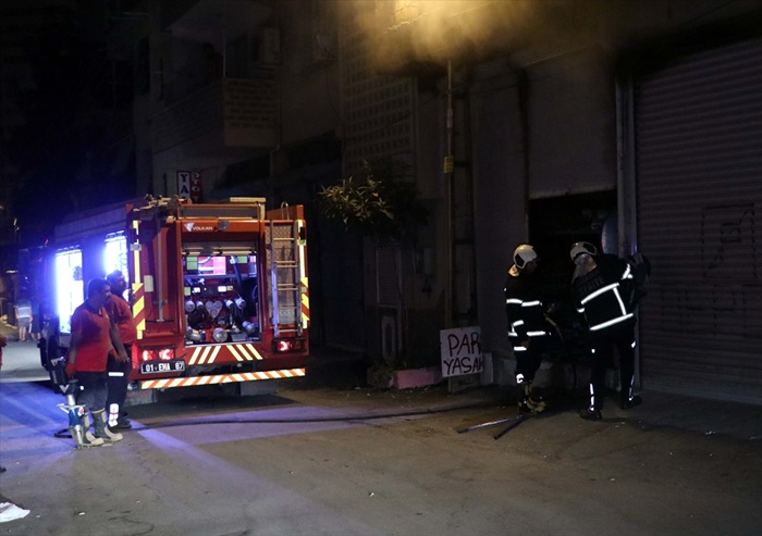 Adana'da hurda deposunda yangın 