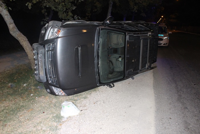 Adana'da kamyonet devrildi: 2 yaralı