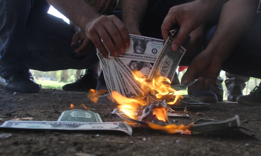 Adanalılar İphon'u boykot etti, dolar yaktı
