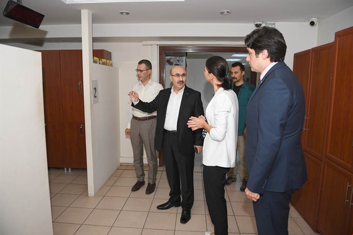 Vali Demirtaş, Seyhan Kaymakamlığı Sosyal Yardımlaşma Vakfı'nda İncelemelerde Bulundu