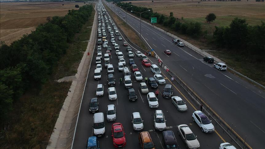 Tatilciler Anadolu Otoyolu'nda 30 kilometrelik araç kuyruğu oluşturdu