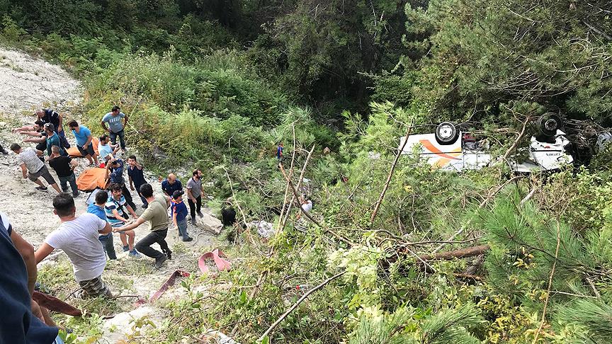 Bartın'da yolcu minibüsü şarampole devrildi: 3 ölü, 19 yaralı