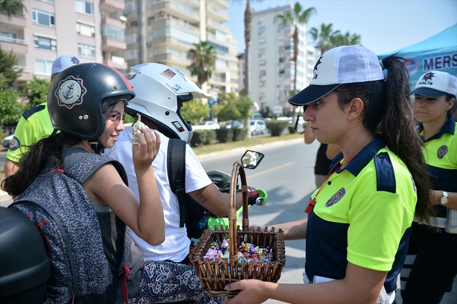 Mersin'de sürücülere lokum ikramı