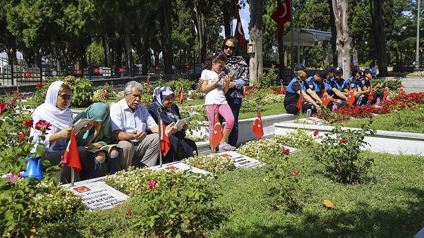 Şehit yakınları bayramın ilk günü evlatlarının kabrine koştu