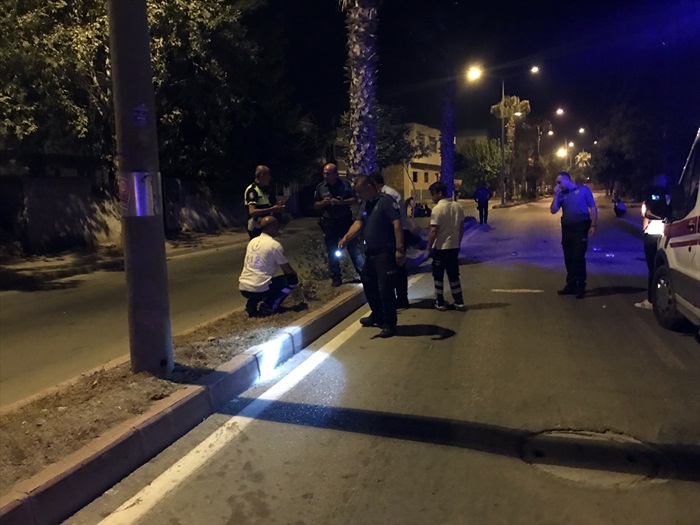 Adana'da motosiklet ağaca çarptı: 1 ölü