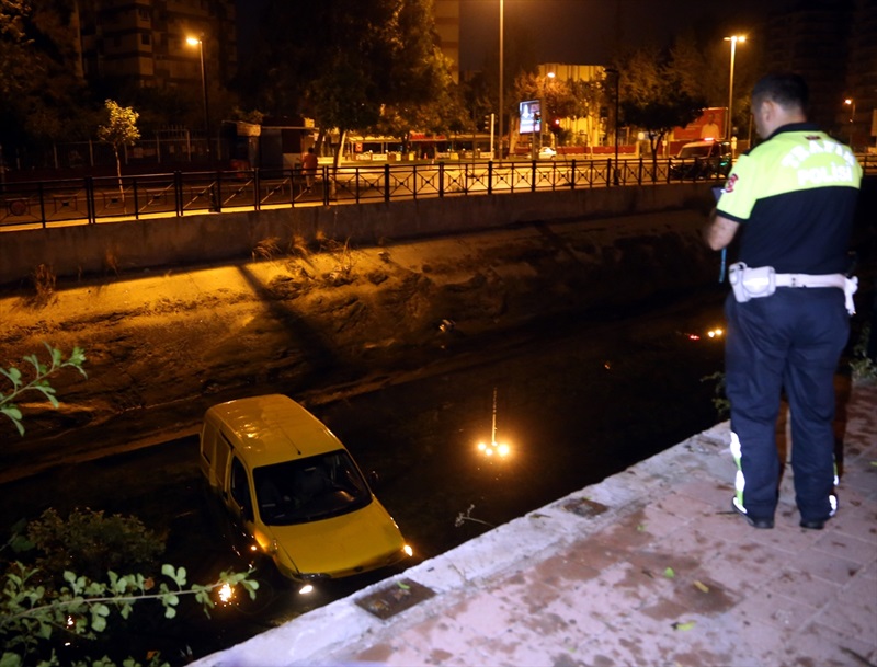 Adana'da hafif ticari araç sulama kanalına düştü
