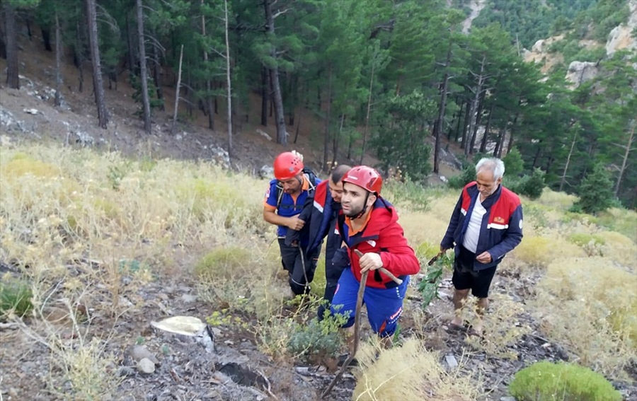 Adana'da kanyonda mahsur kalan baba ile oğlu kurtarıldı