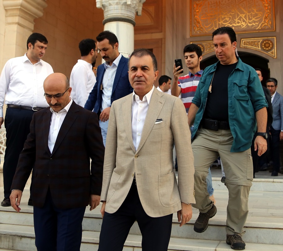 Ömer Çelik, Sabancı Merkez Camisi'nde Adanalıların bayramını kutladı..