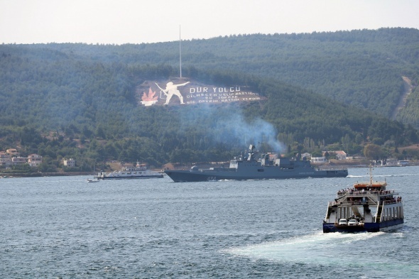 Rus savaş gemileri peş peşe Türkiye'ye geldi!