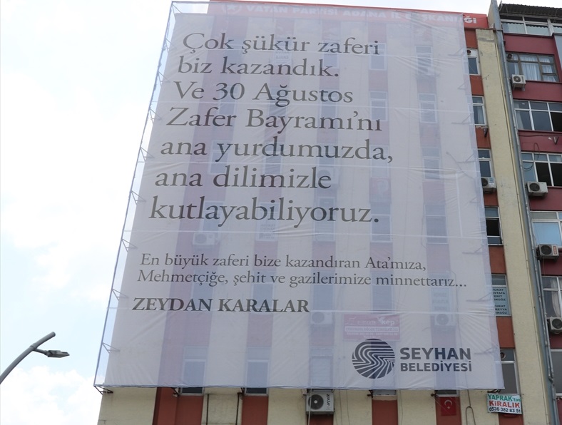 Adana'da dört dilde 30 Ağustos pankartı