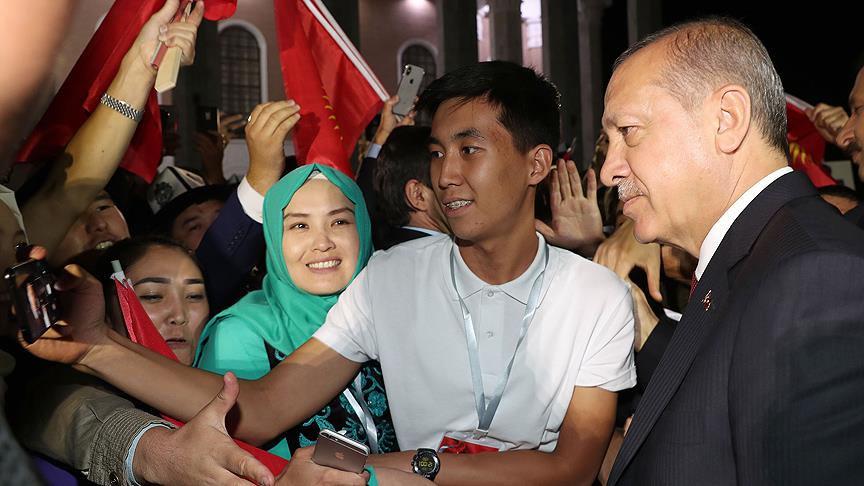 Cumhurbaşkanı Erdoğan'a Kırgızistan'da yoğun sevgi gösterisi