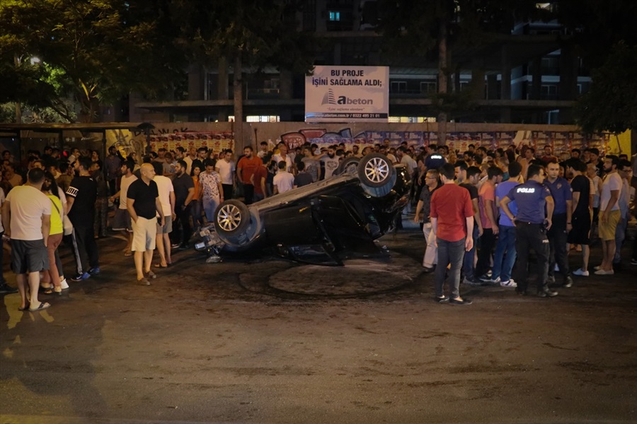 Refüjdeki ağaca çarpan otomobil devrildi: 4 yaralı