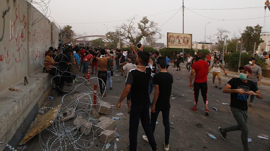 Basra'da göstericiler İran'ın Başkonsolosluğunu ateşe verdi