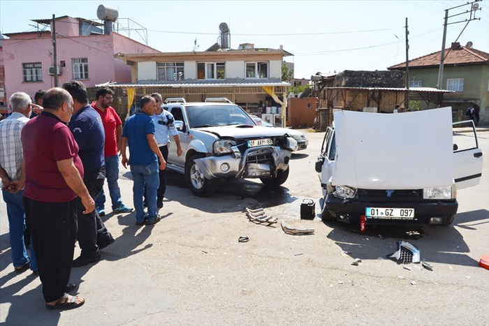 Adana'da kamyonetle otomobil çarpıştı: 3 yaralı