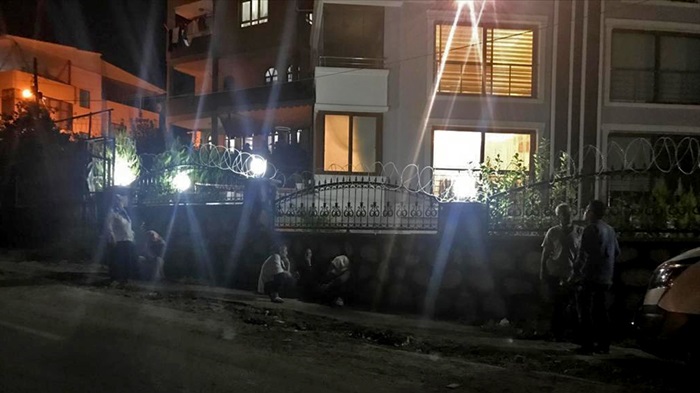 Beraber yaşadığı kadını öldürdükten sonra intihar etti