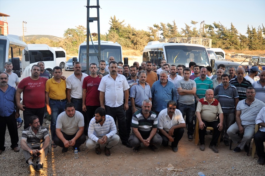 Hatay'da halk otobüsü şoförleri yolu trafiğe kapattı